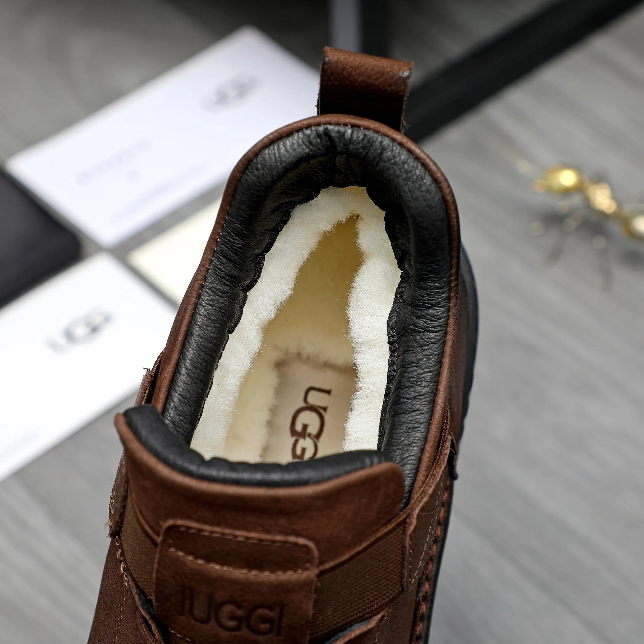 P620 Product trademark: "UGG" Gaobang men's shoes Regular size: 39-44 Product materials: Selected first-layer cowhide upper, wool lining, original outsole